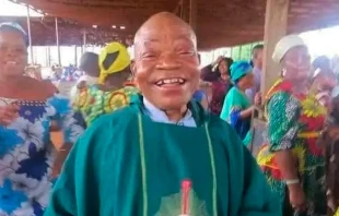 Sacerdote Basil Gbuzuo. Crédito: Arquidiócesis de Onitsha.