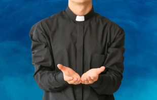 Imagen referencial de un sacerdote. Crédito: Canva Pro
