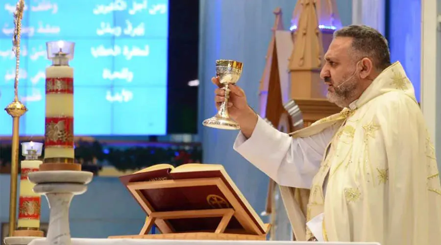 Padre Charbel Mhanna oficia la Misa en la Iglesia Nuestra Señora del Rosario en Qatar | Crédito: Our Lady of the Rosary Catholic Church?w=200&h=150