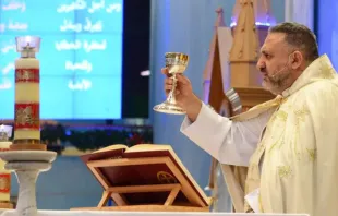 Padre Charbel Mhanna oficia la Misa en la Iglesia Nuestra Señora del Rosario en Qatar | Crédito: Our Lady of the Rosary Catholic Church 