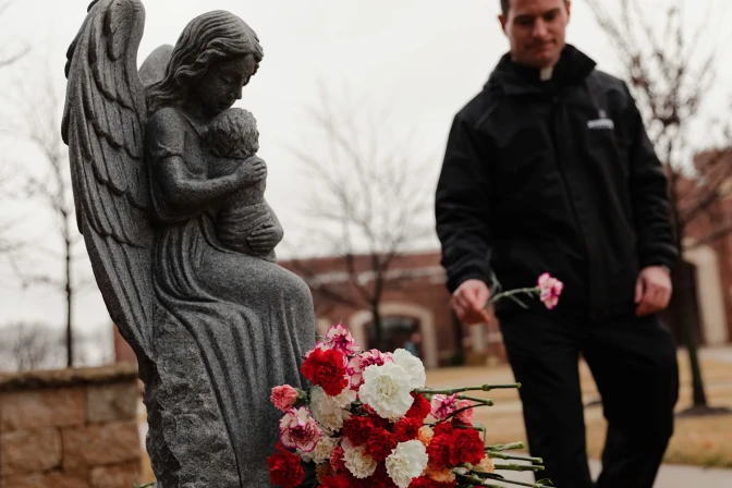 Sacerdote monumento provida.