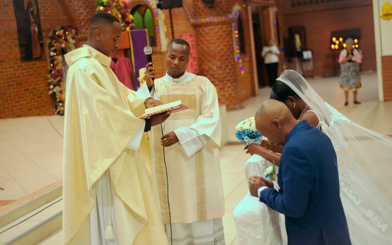 El sacerdote Cristián Lerma celebra el matrimonio de sus padres.?w=200&h=150