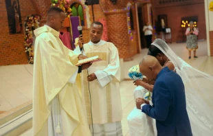 El sacerdote Cristián Lerma celebra el matrimonio de sus padres. Crédito: Cortesía P. Cristián Lerma.