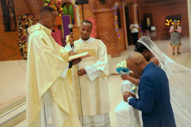 El sacerdote Cristián Lerma celebra el matrimonio de sus padres.
