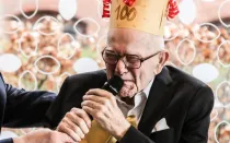 El salesiano P. Jan Wauters llorando emocionado por cumplir 100 años