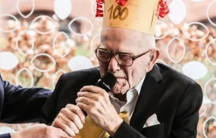 El salesiano P. Jan Wauters llorando emocionado por cumplir 100 años Crédito: Flickr "Don Bosco" - donbosco.be