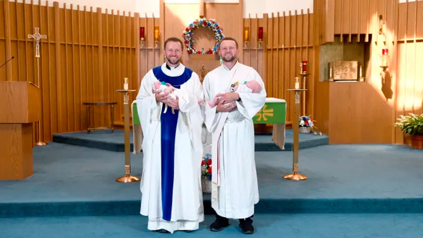 Gemelos bautizados por gemelos — Gianna y Andrew Renwick con el P. Ben y el diácono Luke Daghir. | Credit: Don Wojtaszek?w=200&h=150