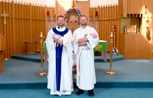 Gemelos bautizados por gemelos — Gianna y Andrew Renwick con el P. Ben y el diácono Luke Daghir. | Credit: Don Wojtaszek Crédito: Don Wojtaszek