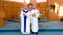 Gemelos bautizados por gemelos — Gianna y Andrew Renwick con el P. Ben y el diácono Luke Daghir. | Credit: Don Wojtaszek
