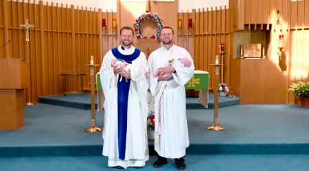 Gemelos bautizados por gemelos — Gianna y Andrew Renwick con el P. Ben y el diácono Luke Daghir. | Credit: Don Wojtaszek