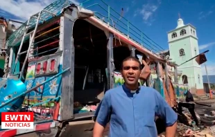 El sacerdote Diego Tejada del corregimiento El Carmelo. Crédito: EWTN Noticias (captura de video).