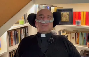 Sacerdote español Álvaro Granados, enfermo de ELA. Crédito: Youtube Álvaro Granados