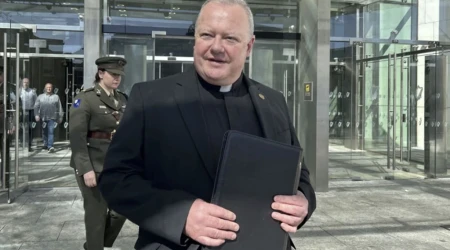 El P. Paul Murphy sale del Tribunal Penal Central de Dublín (Irlanda) el jueves 10 de abril de 2025, tras prestar declaración como víctima en la audiencia de sentencia del joven que lo apuñaló.