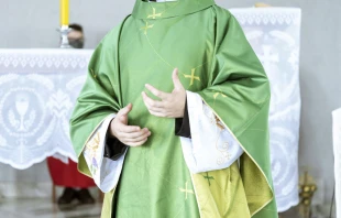 Foto referencial de sacerdote. Crédito: Mateus Campos Felipe / Unsplash