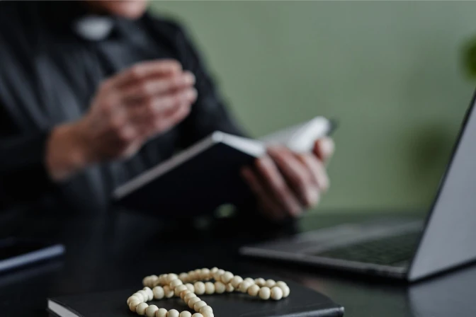 Sacerdote con laptop