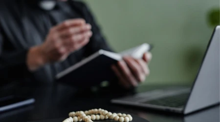 Sacerdote con laptop