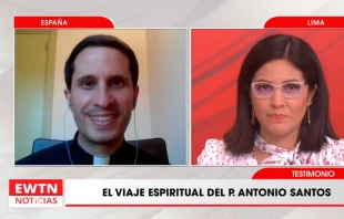 E.P.- Antonio Santos García, del Opus Dei, con Nathalí Parede de EWTN Noticias. Crédito: EWTN Noticias.