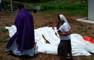 Un sacerdote y una religiosa pasan al lado de los cuerpos de migrantes fallecidos en la selva del Darién. Crédito: EWTN Noticias.