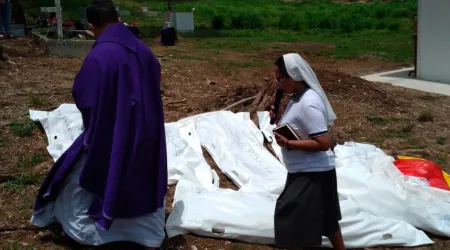 Un sacerdote y una religiosa pasan al lado de los cuerpos de migrantes fallecidos en la selva del Darién.