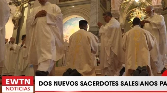 Los dos nuevos sacerdotes salesianos (de rodillas) ordenados en Perú.