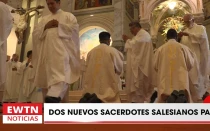 Los dos nuevos sacerdotes salesianos (de rodillas) ordenados en Perú.
