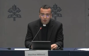 El sacerdote bosnio presentó el pasado 18 de diciembre, del Mensaje del Papa para la Jornada Mundial de la Paz 2026, que se celebrará el próximo 1 de enero. Crédito: captura de pantalla Vatican Media