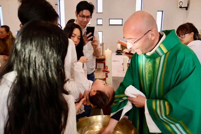 El P. Majcen celebra Misa diaria en la iglesia de Cristo Rey, en Nuuk, y con frecuencia se desplaza a otras localidades para atender a los fieles dispersos por el territorio.