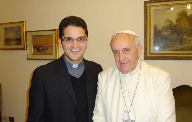 El Padre Gleison de Paula Souza con el Papa Francisco (Foto sitio web de la Pequeña Obra de la Divina Misericordia)