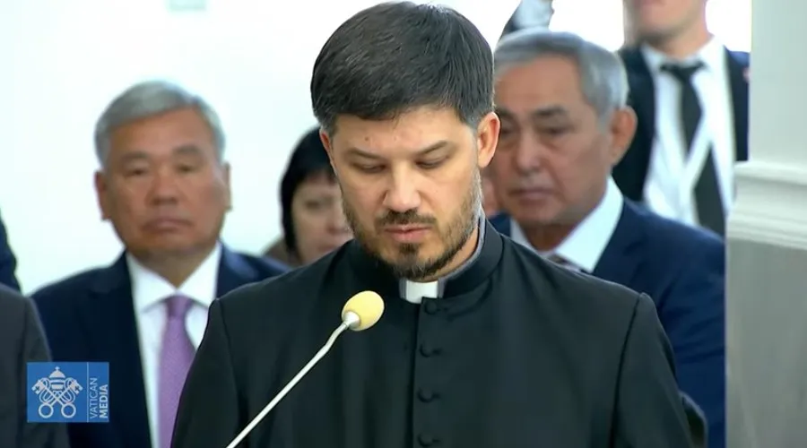 Sacerdote de Kazajistán da su testimonio. Crédito: Captura Vatican Media?w=200&h=150