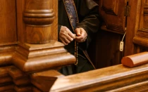 Imagen referencial de sacerdote confesando.