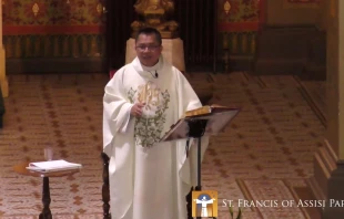 P. Reynaldo Bersabal. Crédito: St. Francis of Assisi Parish