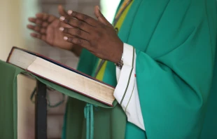 Imagen referencial de sacerdote católico africano. Crédito: Shutterstock