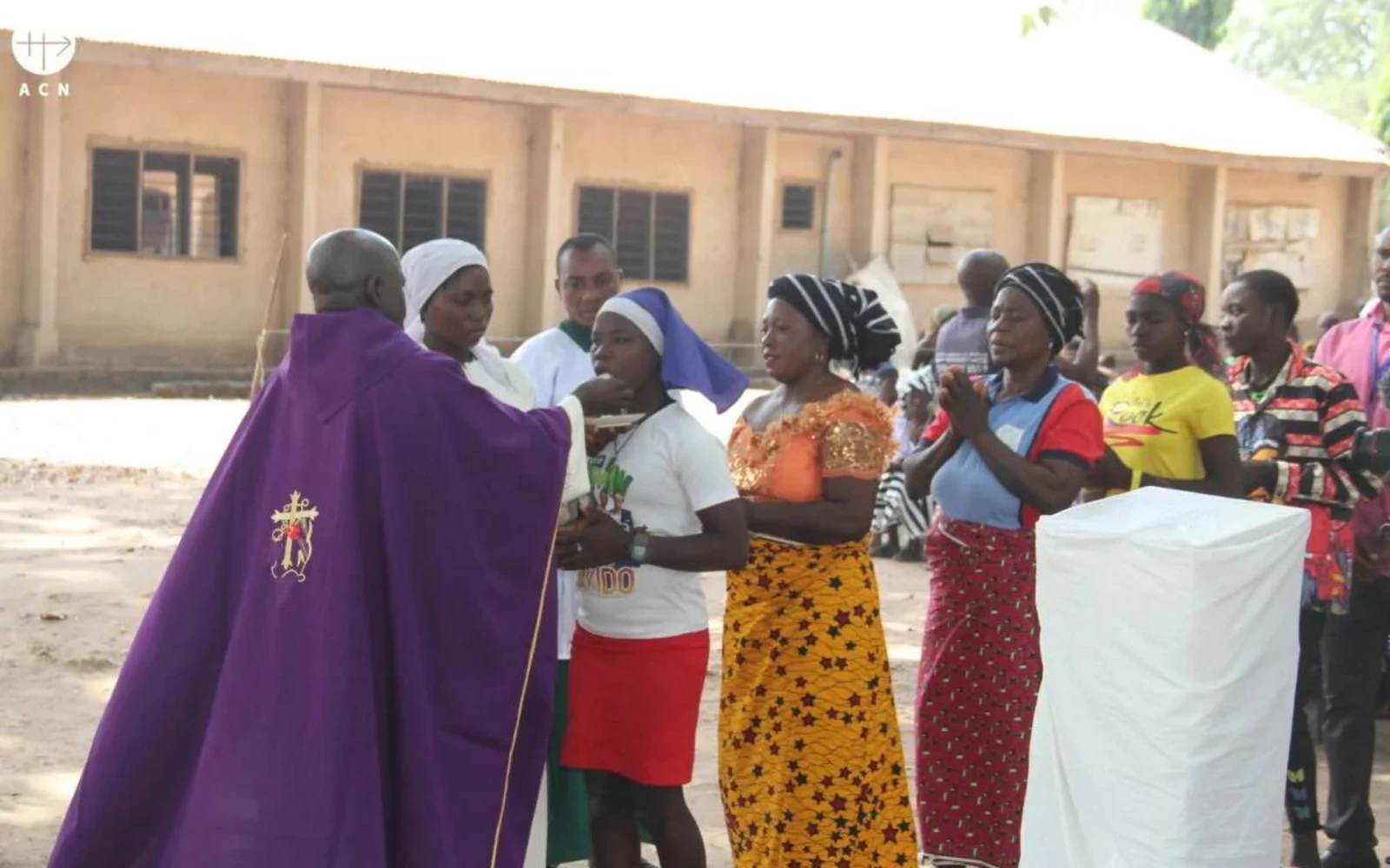 Sacerdote nigeriano otorgando la Comunión.?w=200&h=150