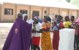 Sacerdote nigeriano otorgando la Comunión. Crédito: ACN