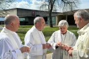 Un grupo de sacerdotes católicos.