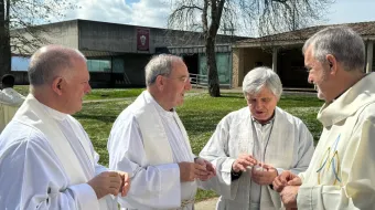 Un grupo de sacerdotes católicos.