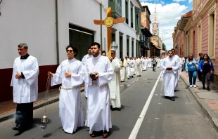 Una larga procesión de presbíteros recorrió el 5 de agosto el centro de Bogotá como parte del Jubileo de los Sacerdotes. Crédito: Eduardo Berdejo / EWTN.