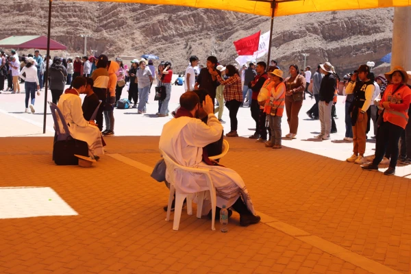 Sacerdotes confesando en una edición anterior de la fiesta juvenil de la fe. Crédito: Archivo Arzobispado de Arequipa.