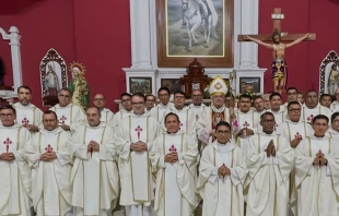 Sacerdotes de Moyobamba con su obispo. Crédito: Prelatura de Moyobamba.