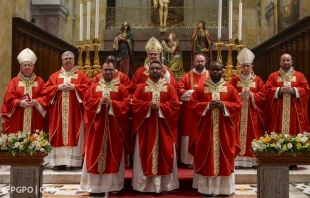 Los tres frailes ordenados en Jerusalén, el 29 de junio, junto al Cardenal Pizzaballa y a Fr. Francesco Patton, Custodio saliente de Tierra Santa. Crédito: PGPO-CTS.