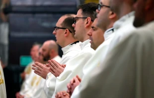 Sacerdotes durante la Misa del Jueves Santo de 2024 en la Catedral de Breslavia, Polonia. Crédito: FotoDax / Shutterstock