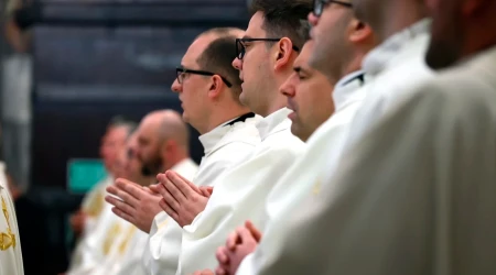 Sacerdotes durante la Misa del Jueves Santo de 2024 en la Catedral de Breslavia, Polonia.