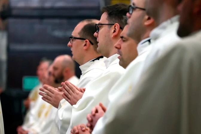 Sacerdotes durante la Misa del Jueves Santo de 2024 en la Catedral de Breslavia, Polonia.