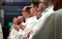 Sacerdotes durante la Misa del Jueves Santo de 2024 en la Catedral de Breslavia, Polonia.