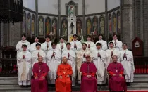 Los 16 nuevos sacerdotes de Seúl (Corea del Sur)