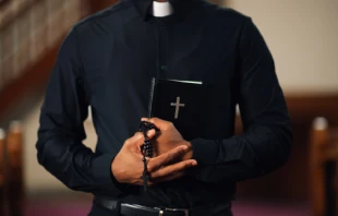 Imagen referencial de sacerdote católico. Crédito: Shutterstock
