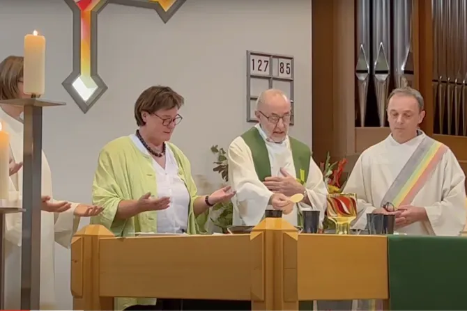 Video de agosto de 2022 de una laica que aparenta "concelebrar" Misa con sacerdotes en Suiza?w=200&h=150