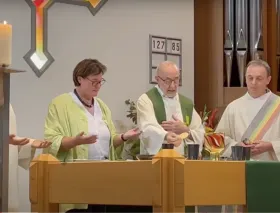 Obispo suizo corrige a sacerdotes tras video viral de mujer “concelebrando” Misa