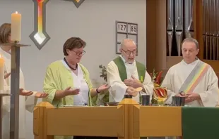 Video de agosto de 2022 de una laica que aparenta "concelebrar" Misa con sacerdotes en Suiza Crédito: Captura de pantalla de YouTube de Katholisches Medienzentrum