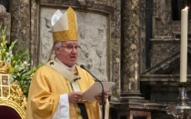 El Arzobispo de Sevilla, Mons. José ángel Saiz Meneses.